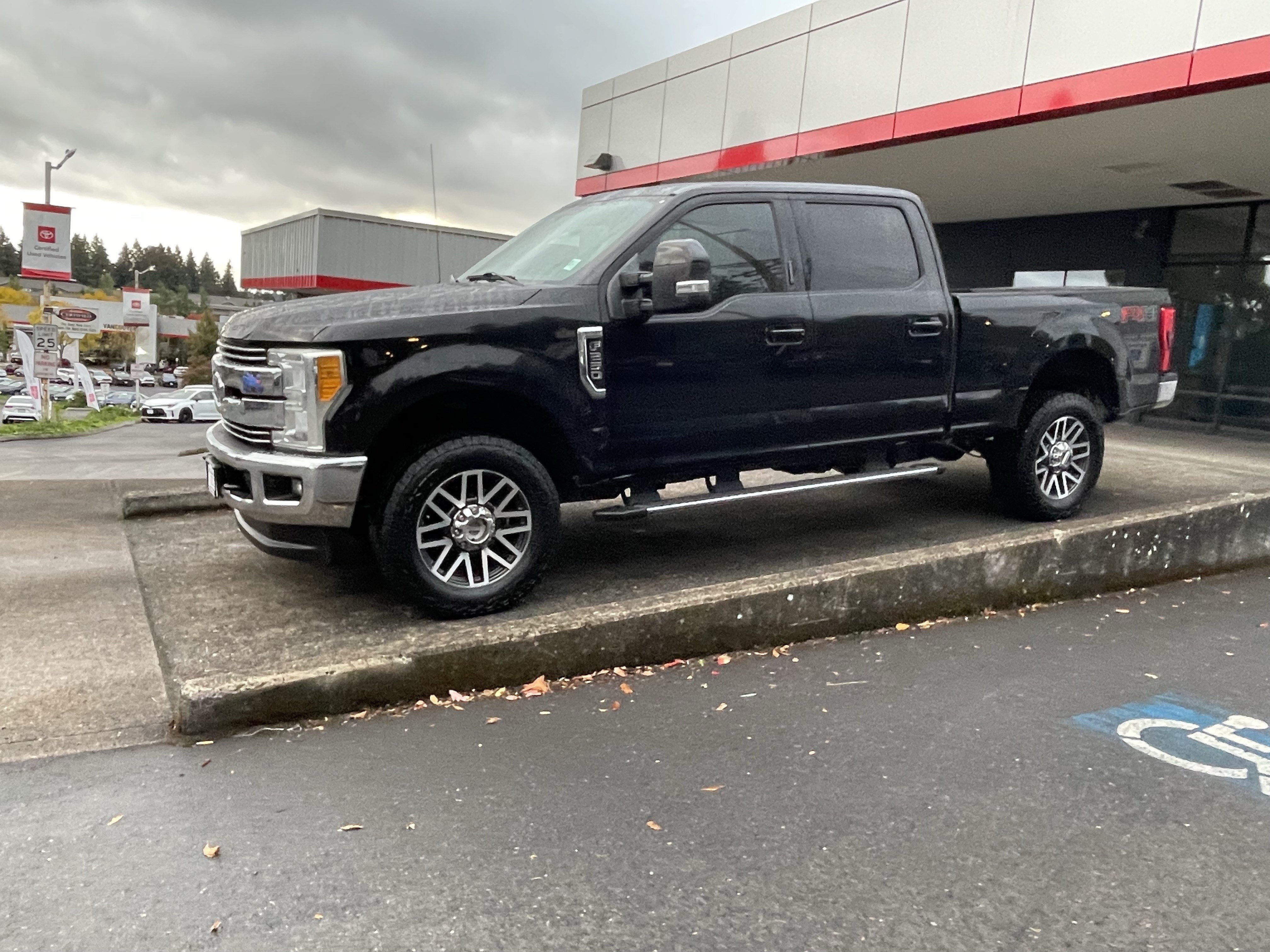 Used 2017 Ford F250 Lariat w/ Lariat Value Package AWD/4WD image 4