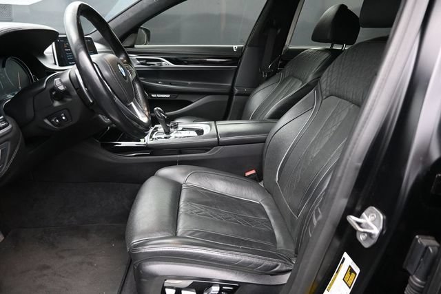 Used 2018 BMW 750i w/ Executive Package RWD image 12
