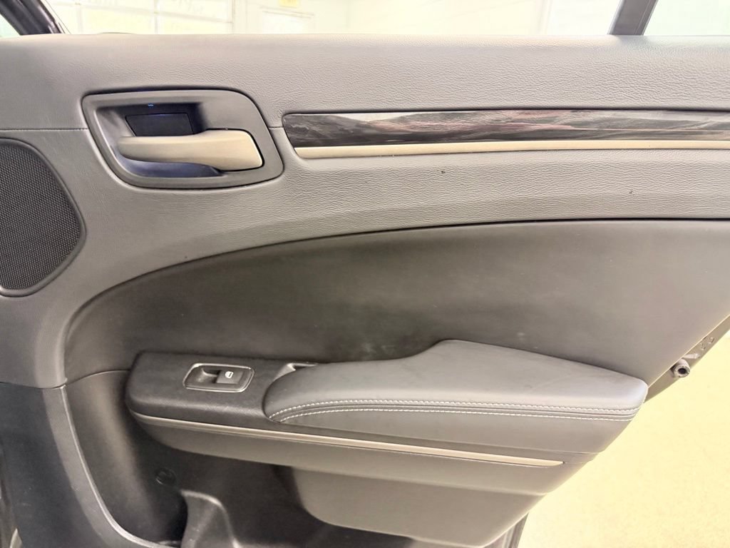 Used 2014 Chrysler 300 C AWD/4WD image 33