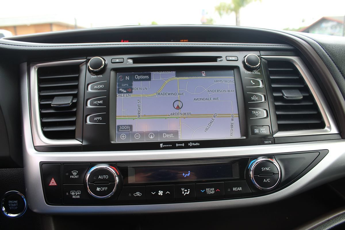 Used 2018 Toyota Highlander XLE AWD/4WD image 30