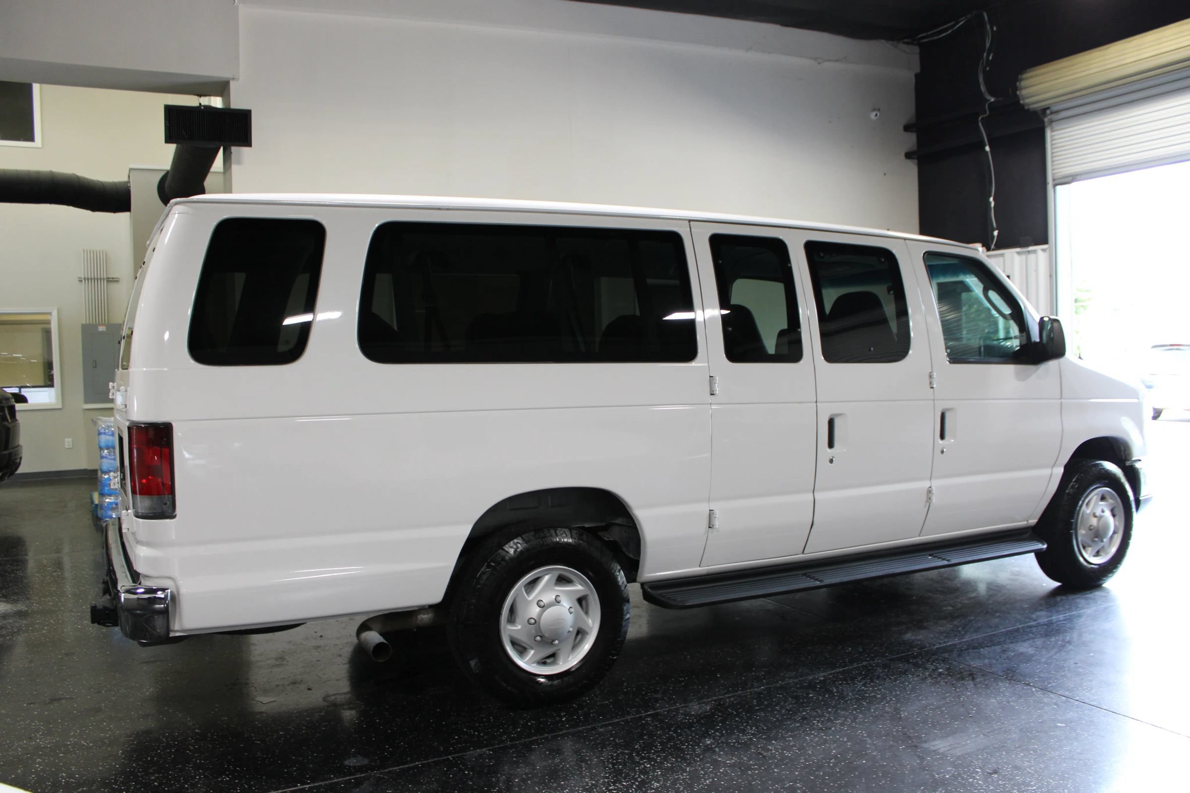 Used 2008 Ford E-350 and Econoline 350 XL RWD image 3