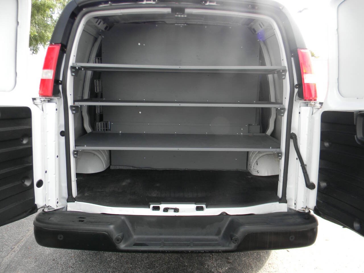 Used 2021 Chevrolet Express 2500 RWD image 10