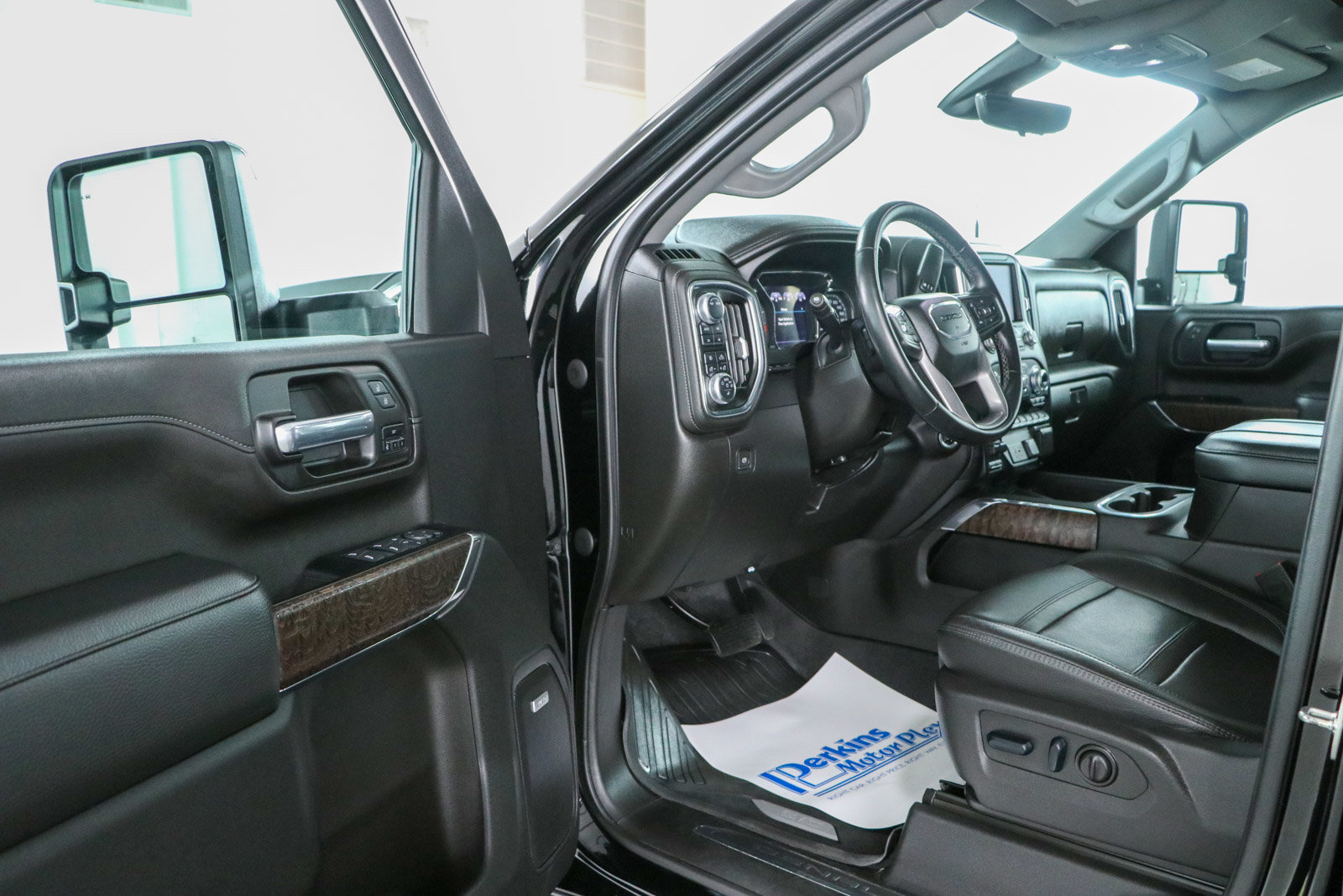 Used 2023 GMC Sierra 2500 Denali w/ Denali Ultimate Package AWD/4WD image 3