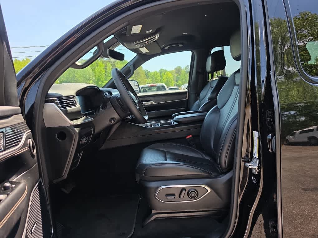 Used 2024 Jeep Wagoneer Series II w/ Flexible Seating Group RWD image 13