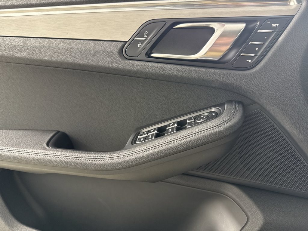 Certified 2025 Porsche Macan AWD/4WD image 33