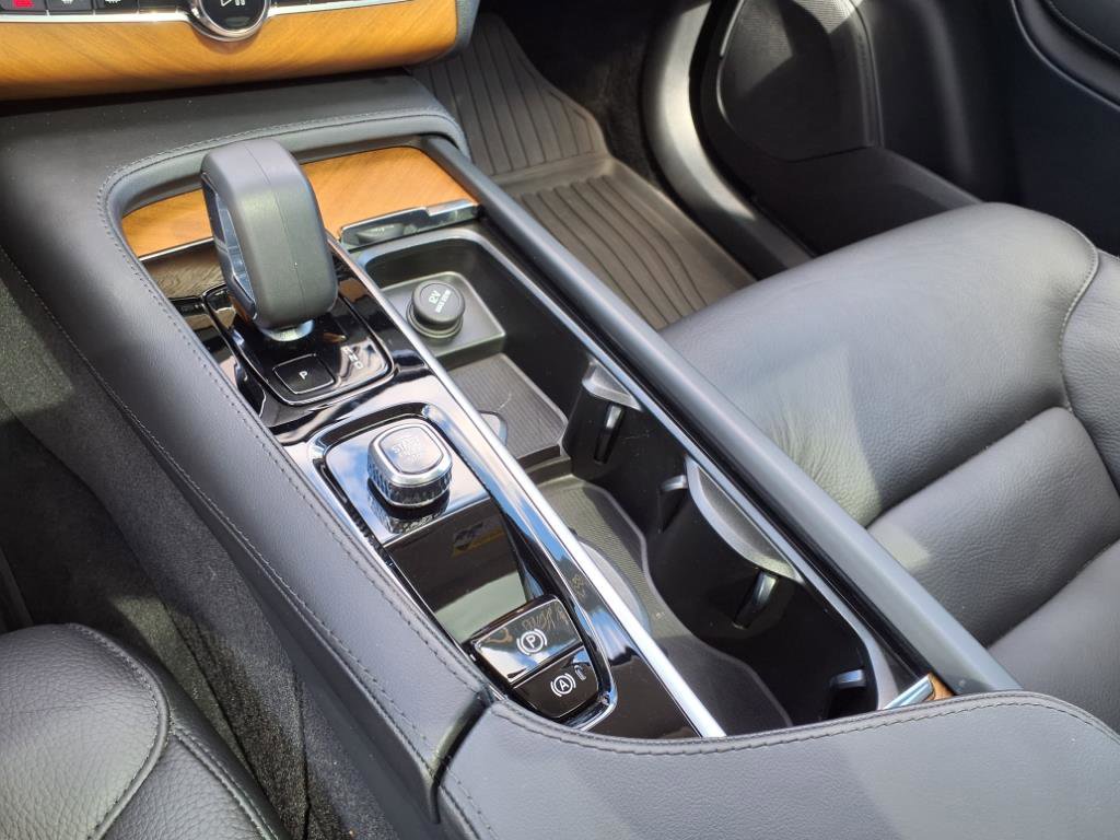 Certified 2024 Volvo XC90 T8 Plus w/ Protection Package Premier image 25