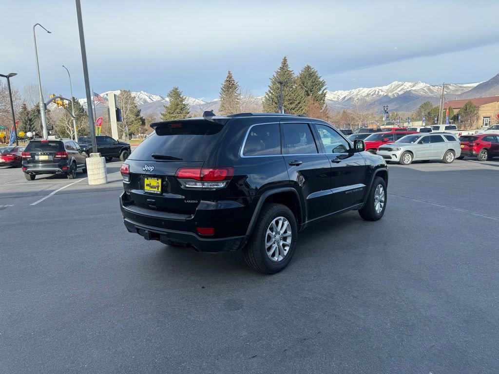 Used 2021 Jeep Grand Cherokee Laredo image 3