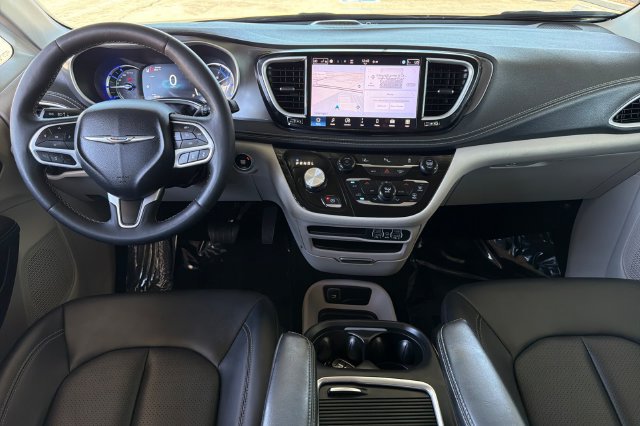 Used 2024 Chrysler Pacifica Limited FWD image 16