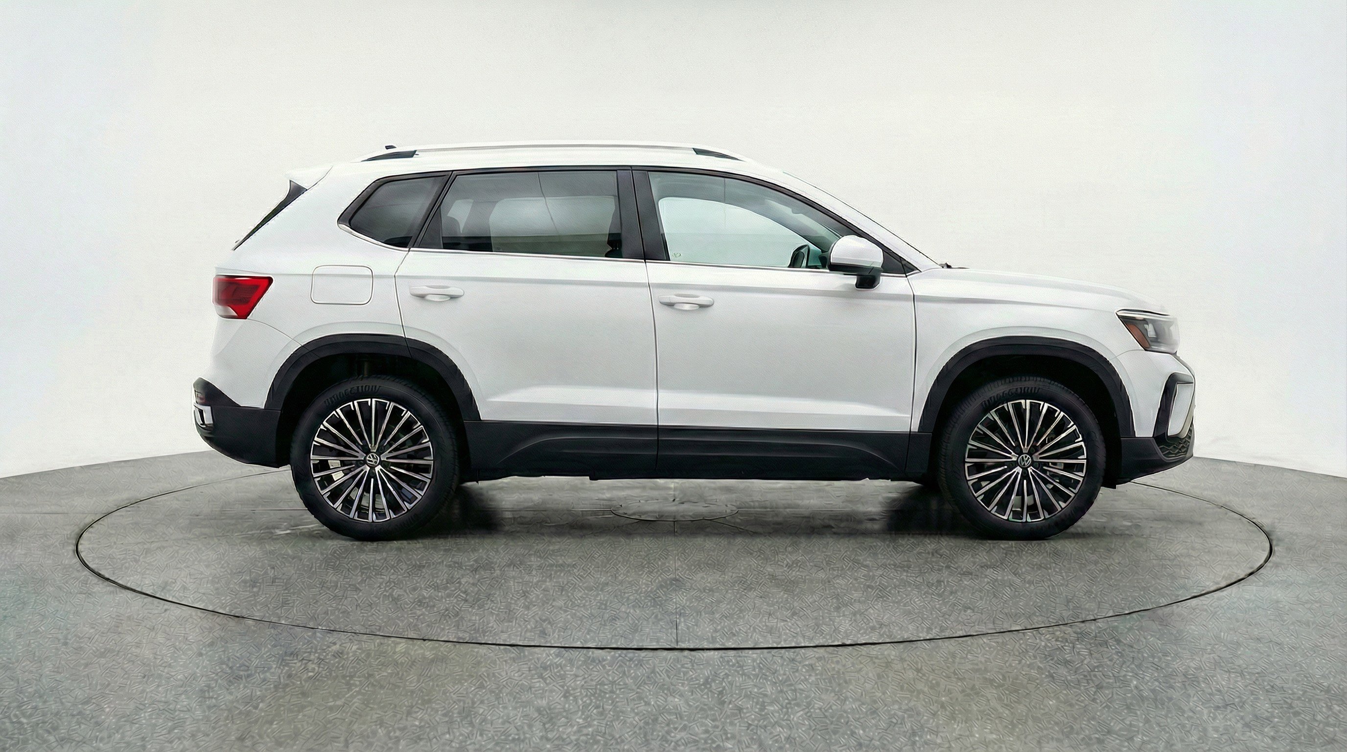 Used 2025 Volkswagen Taos SE FWD image 11