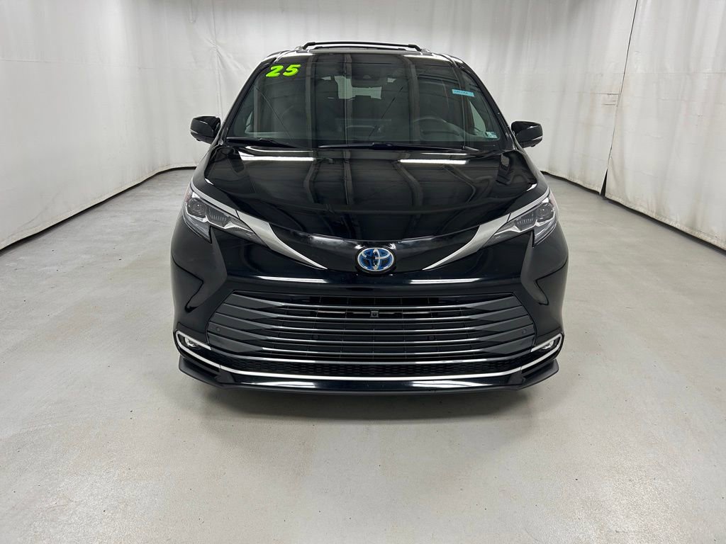 Used 2025 Toyota Sienna Platinum AWD/4WD image 3