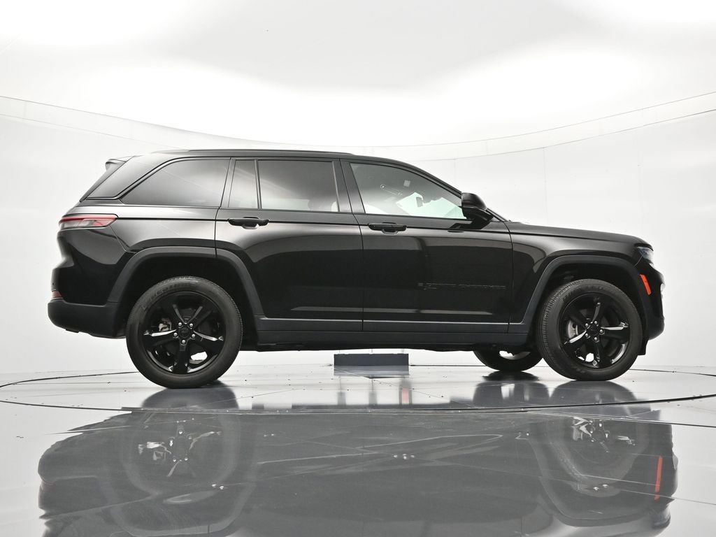 Used 2022 Jeep Grand Cherokee Altitude AWD/4WD image 39