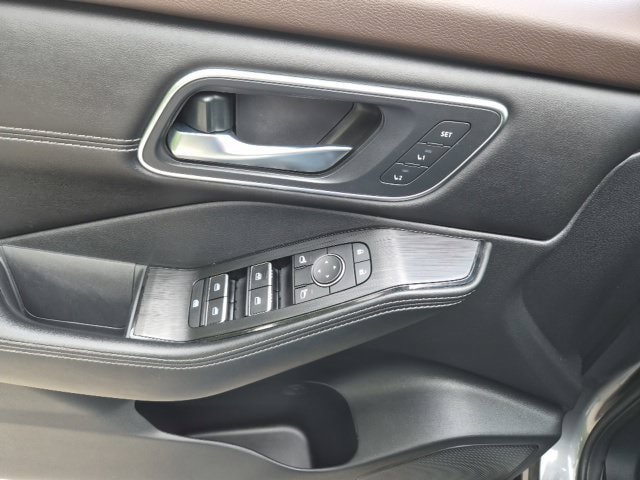 Used 2022 Nissan Rogue Platinum w/ Head-Up Display Package AWD/4WD image 19