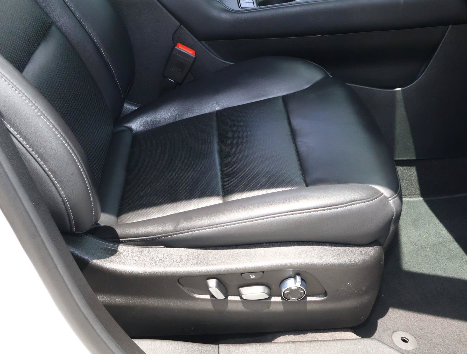 Used 2022 Cadillac XT4 Premium Luxury w/ Technology Package FWD image 24