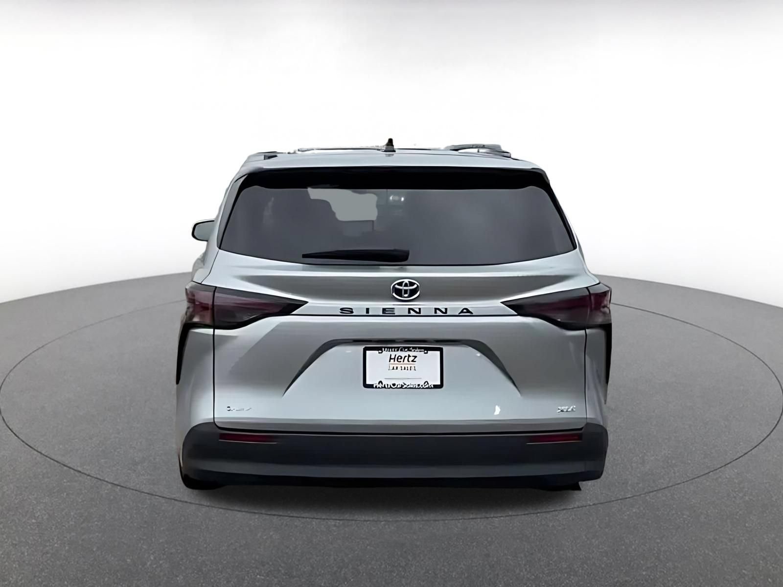 Used 2025 Toyota Sienna XLE FWD image 10