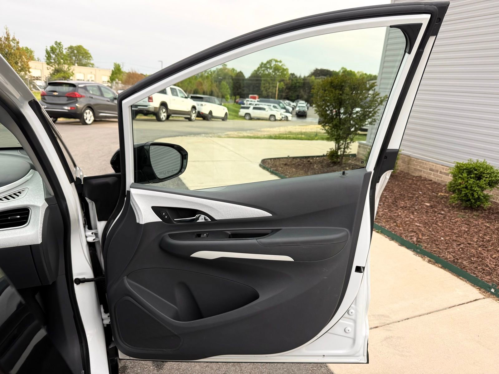 Used 2018 Chevrolet Bolt LT FWD image 21