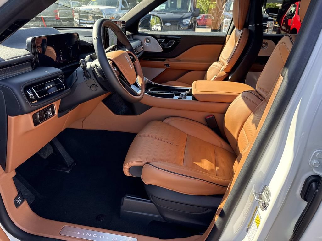 Used 2025 Lincoln Aviator Black Label AWD/4WD image 18