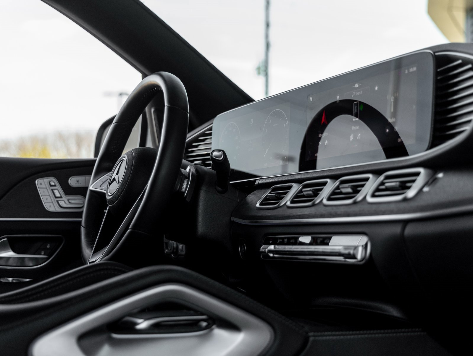 Used 2024 Mercedes-Benz GLE 450 4MATIC w/ AMG Line Exterior image 46