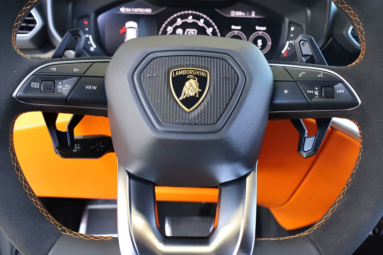 Used 2022 Lamborghini Urus AWD/4WD image 23