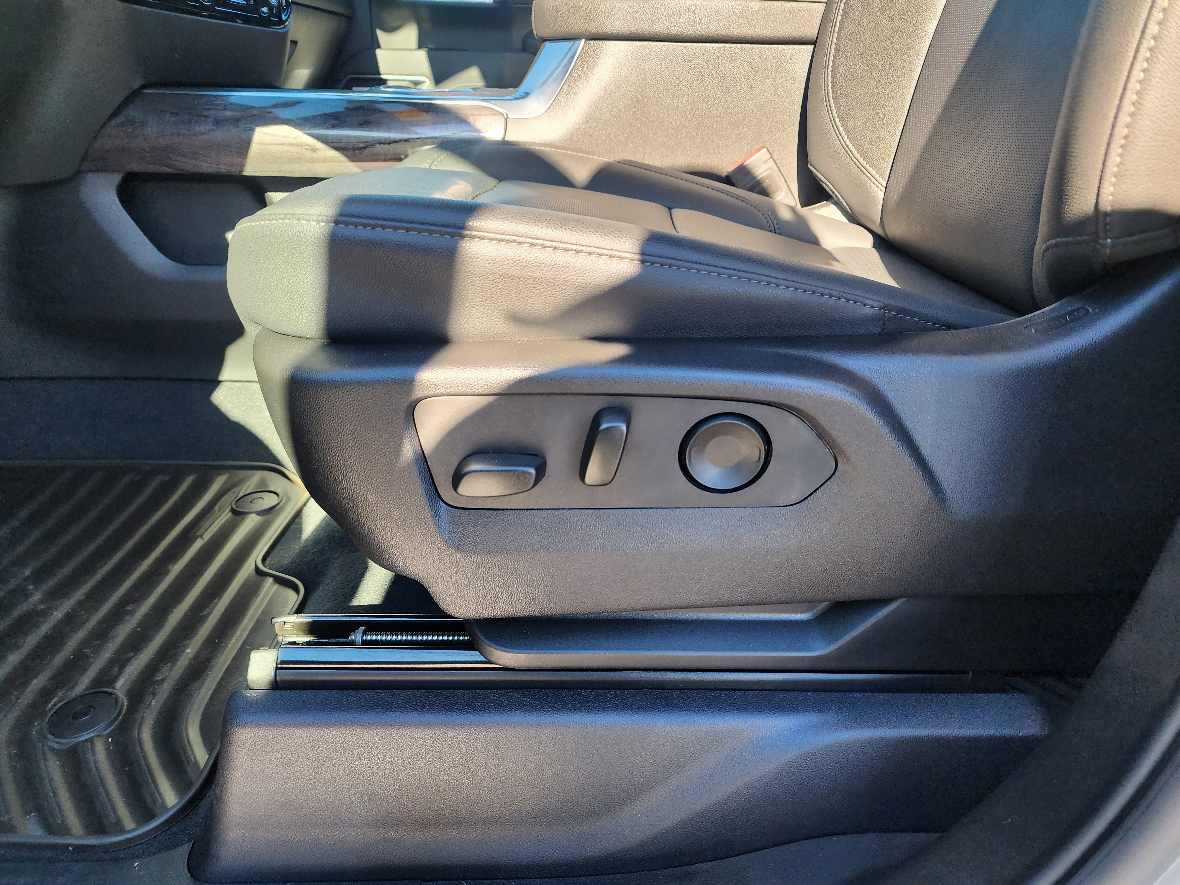 Used 2025 Chevrolet Silverado 2500 LTZ w/ LTZ Convenience Package image 18