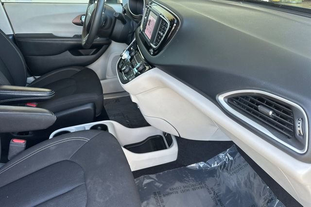 Used 2022 Chrysler Voyager LX image 21