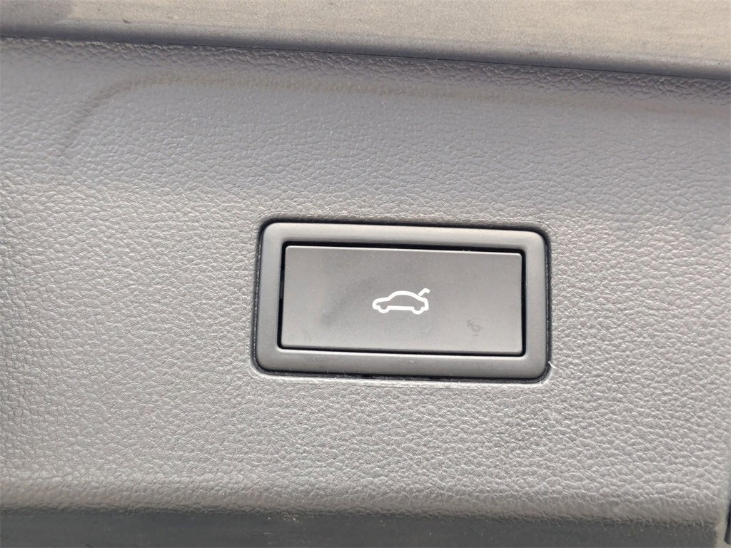 Used 2025 Volkswagen Atlas SE image 30