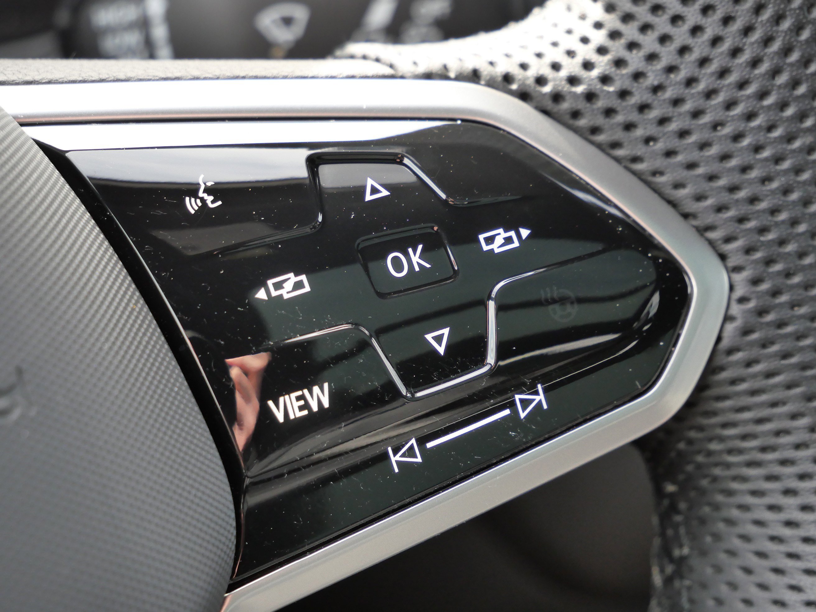 Certified 2024 Volkswagen Tiguan SE R-Line image 32