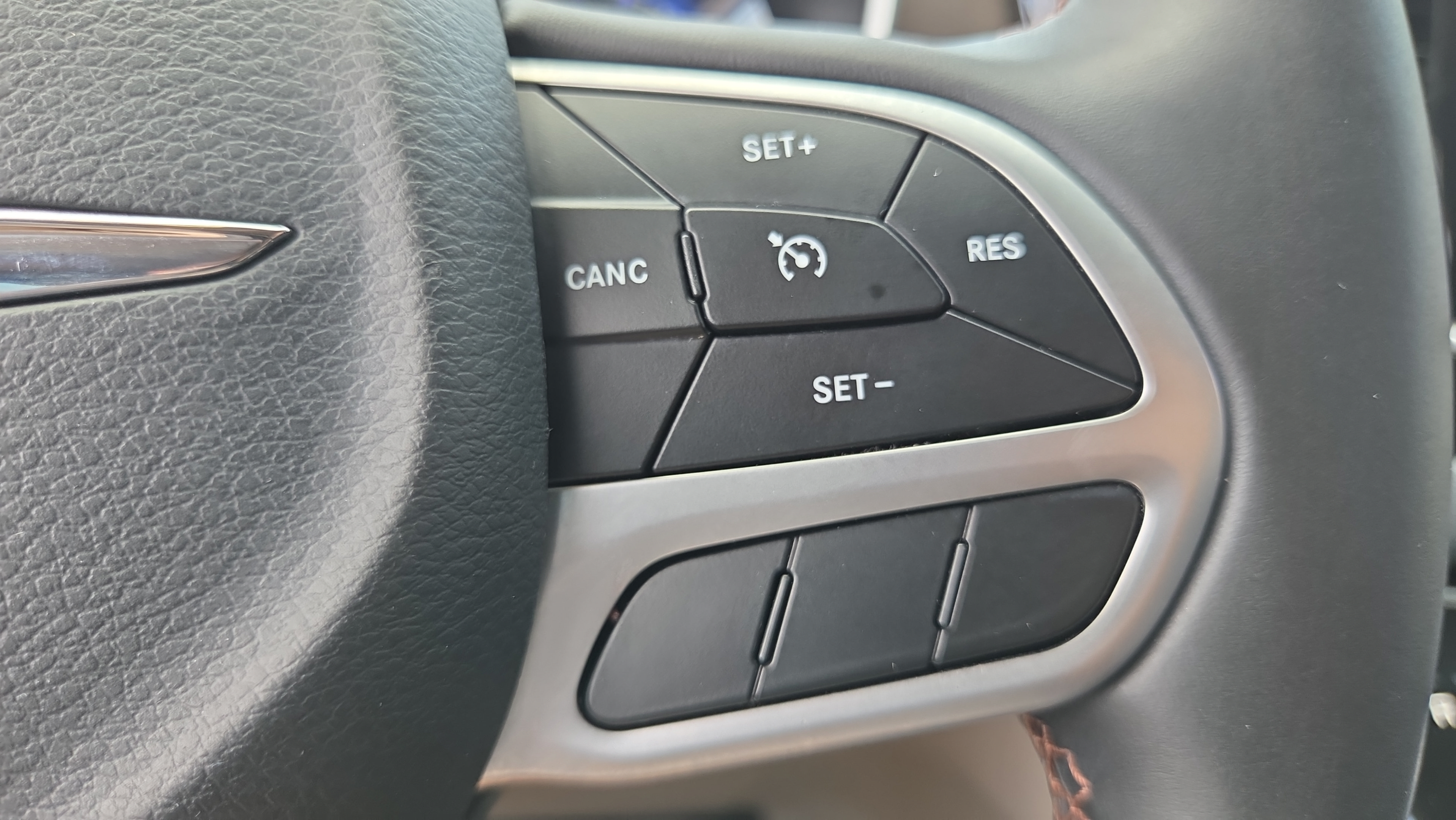 Used 2018 Chrysler Pacifica Touring-L w/ Tire & Wheel Group FWD image 28