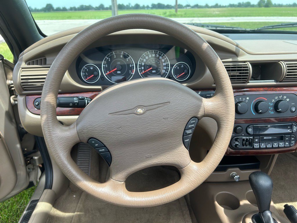 Used 2002 Chrysler Sebring LX image 12