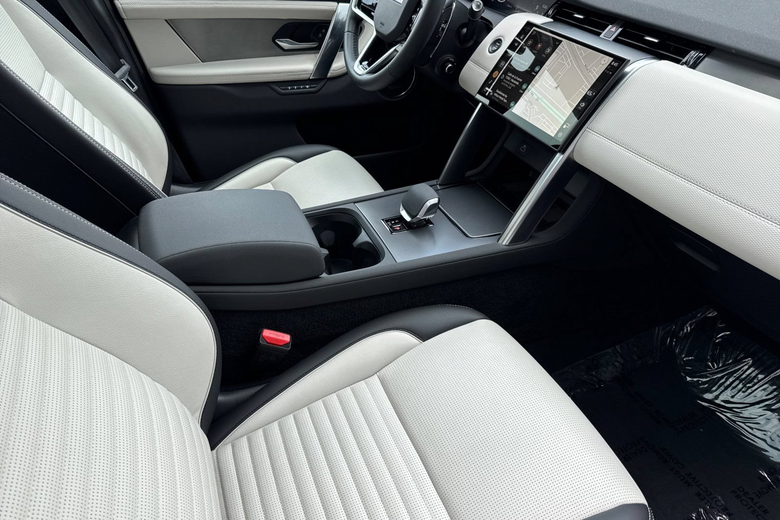 Certified 2025 Land Rover Discovery Sport Dynamic SE AWD/4WD image 17