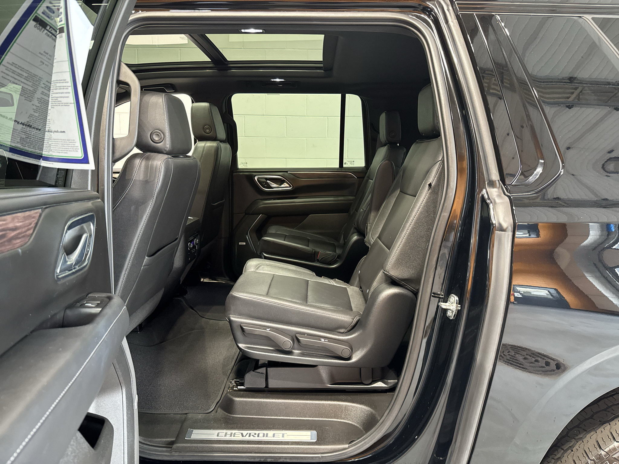 Used 2023 Chevrolet Suburban Z71 w/ Luxury Package AWD/4WD image 10