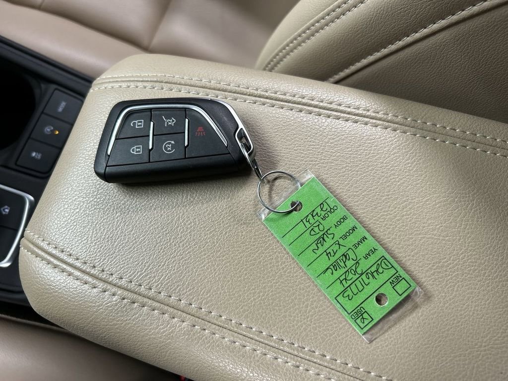 Used 2024 Cadillac XT4 Luxury w/ Cold Weather Package image 12