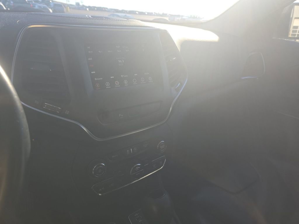 Used 2019 Jeep Cherokee Latitude Plus image 16
