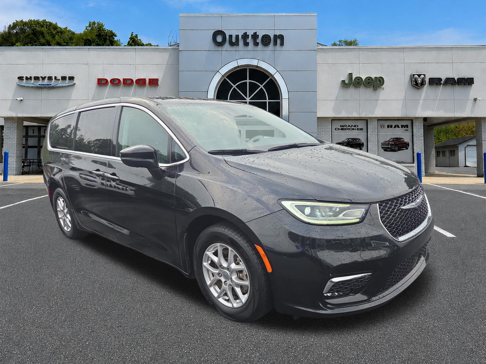 Certified 2023 Chrysler Pacifica Touring-L
