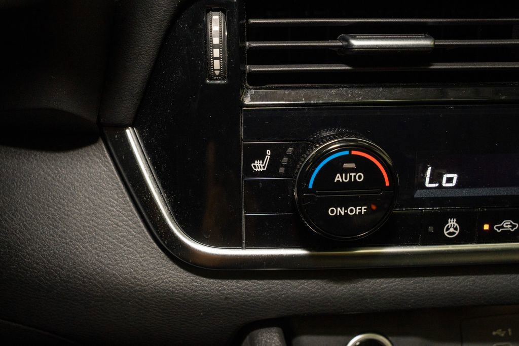 Used 2022 Nissan Rogue SV w/ SV Premium Package image 16