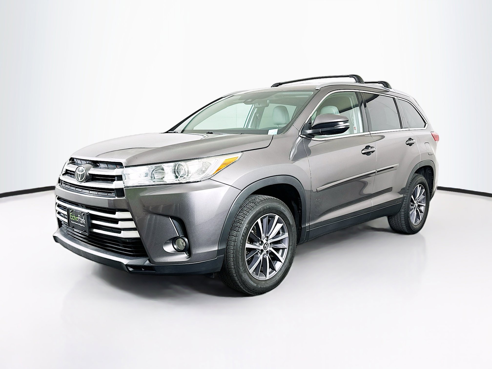Used 2019 Toyota Highlander XLE FWD image 3