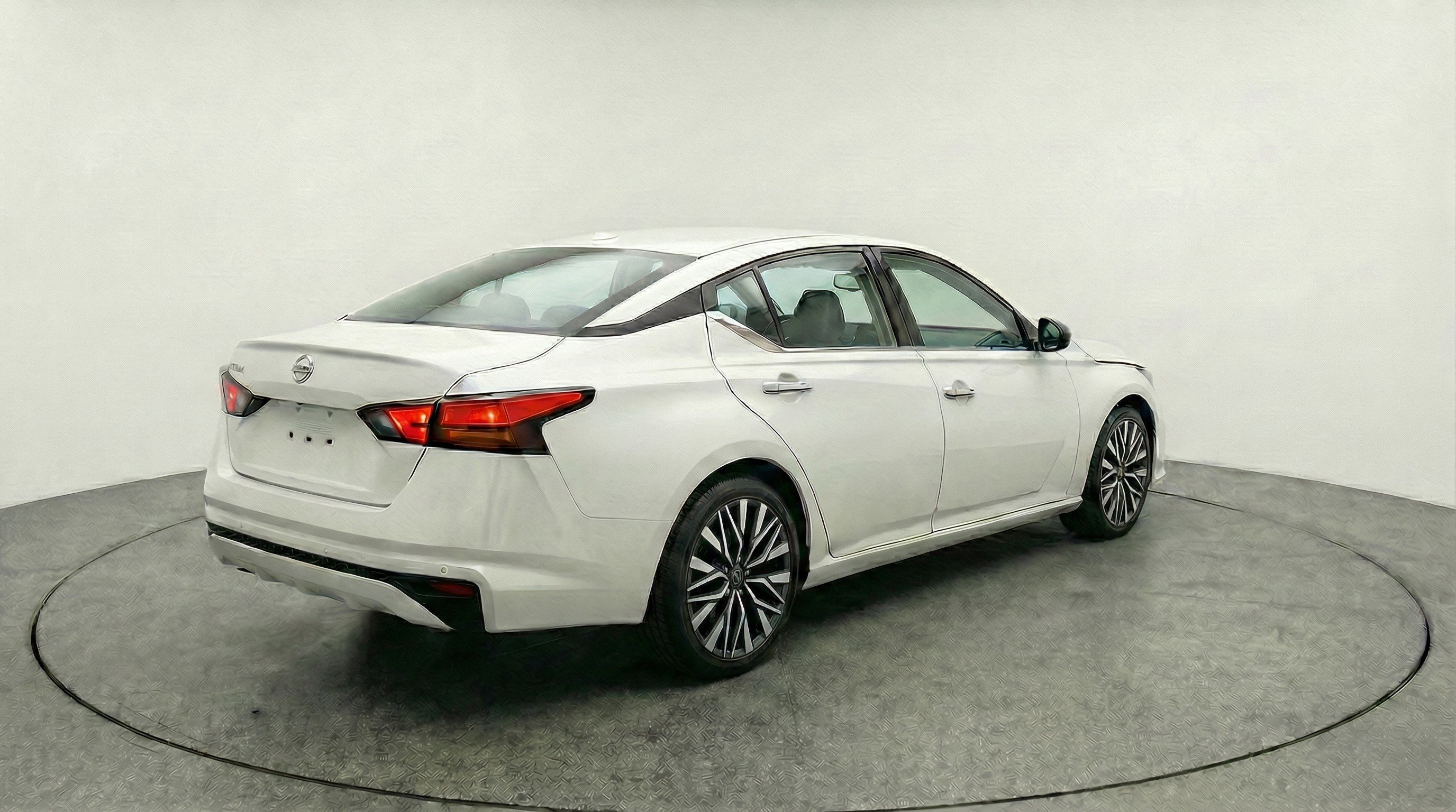 Used 2025 Nissan Altima 2.5 SV image 9