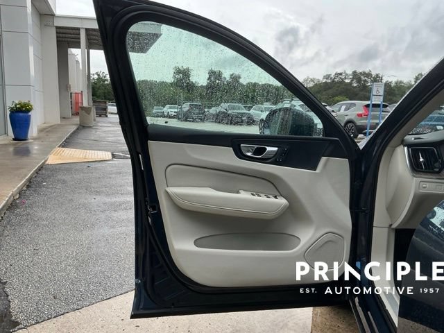 Certified 2022 Volvo XC60 B5 Momentum w/ Protection Package Premier FWD image 11