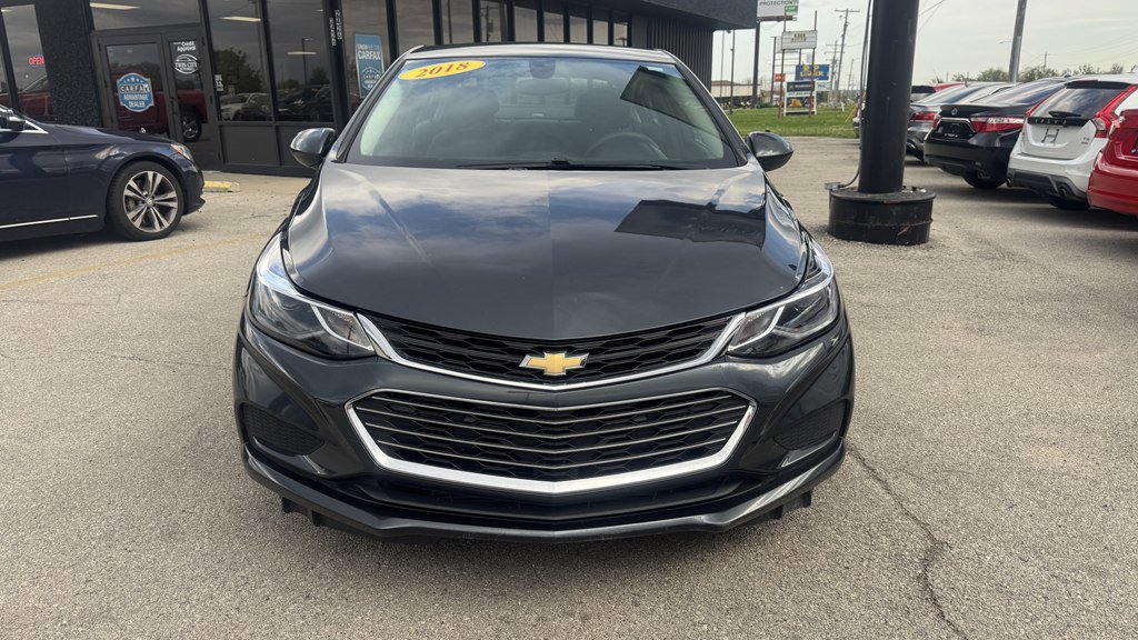 Used 2018 Chevrolet Cruze LT w/ LT Convenience Package FWD image 3