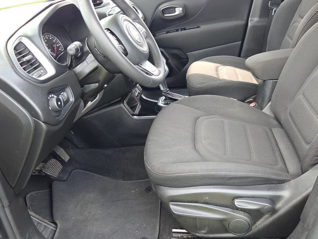 Used 2019 Jeep Renegade Latitude FWD image 3
