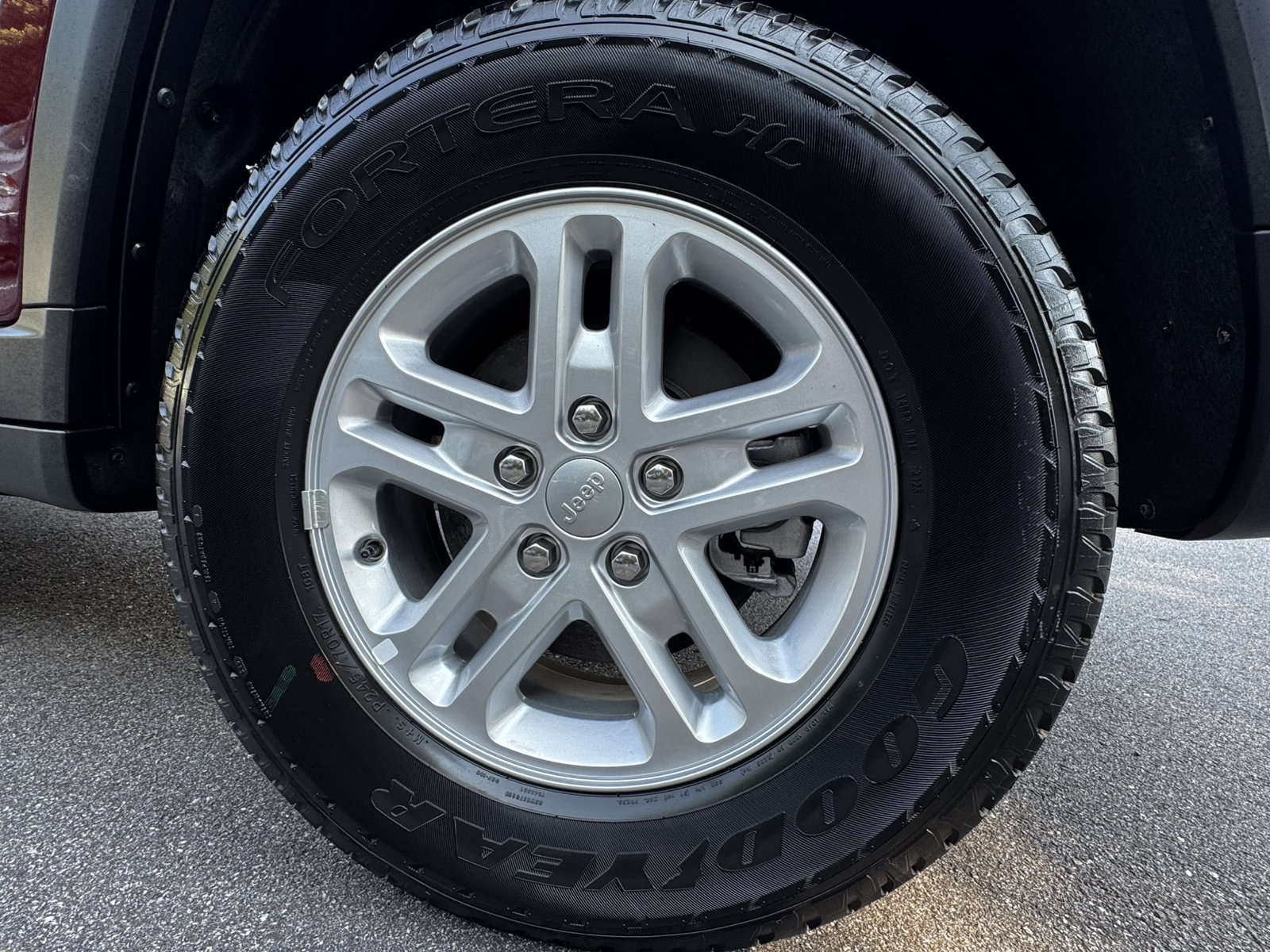 Used 2025 Jeep Grand Cherokee Laredo RWD image 21
