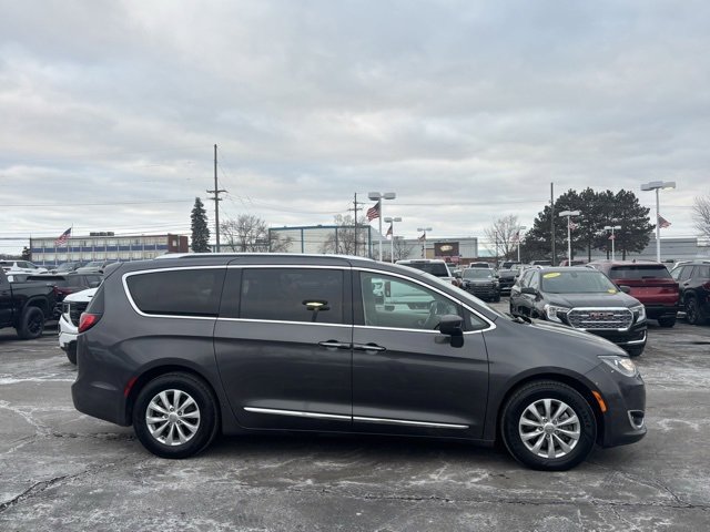 Used 2018 Chrysler Pacifica Touring-L Plus image 4