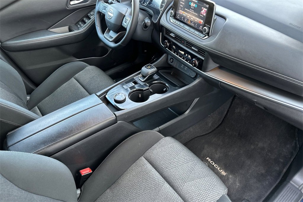 Used 2025 Nissan Rogue SV image 17