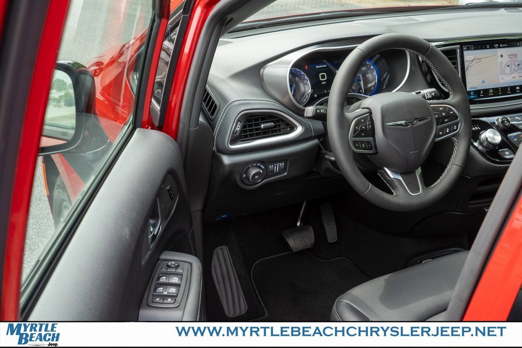 New 2026 Chrysler Pacifica Select image 16