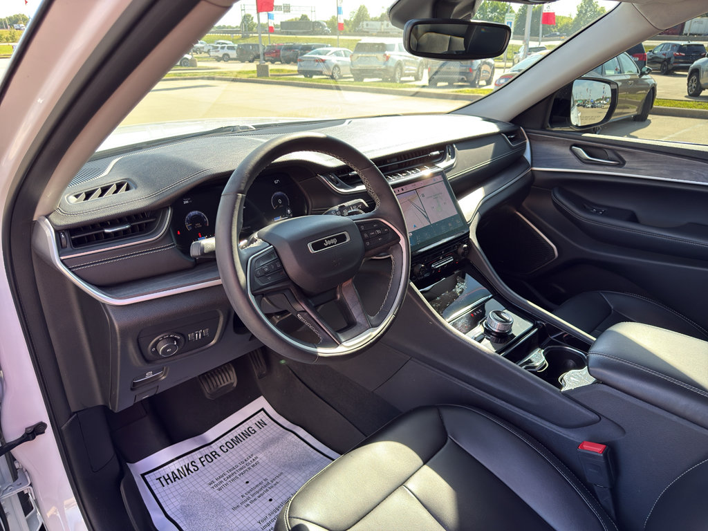 Used 2023 Jeep Grand Cherokee Limited w/ Black Appearance Package AWD/4WD image 9