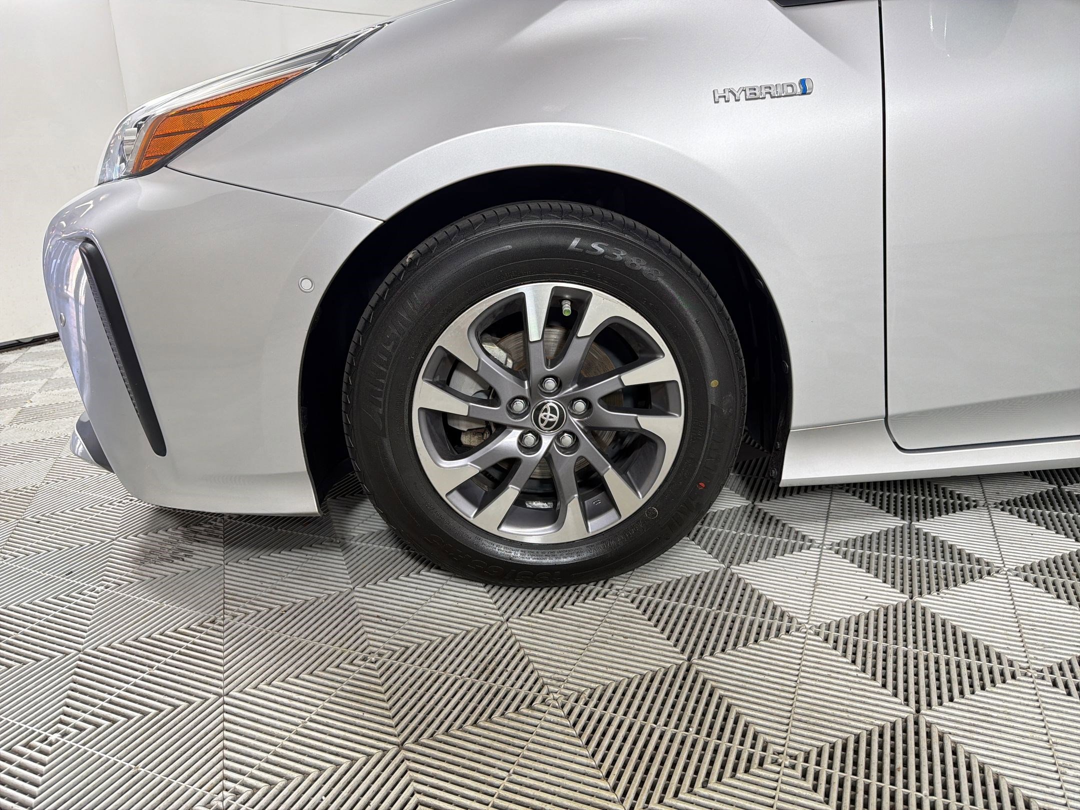 Used 2019 Toyota Prius XLE w/ Advanced Technology Package image 12