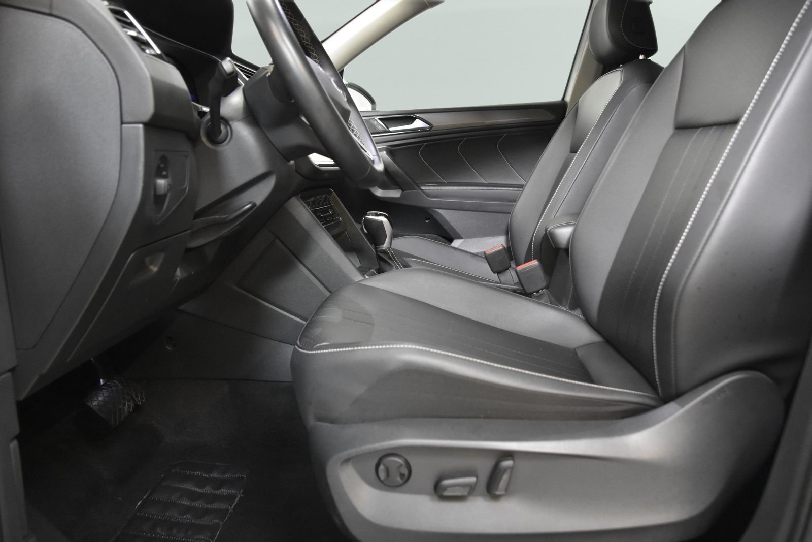 Used 2024 Volkswagen Tiguan SE FWD image 10