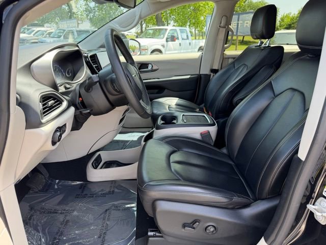 Used 2023 Chrysler Pacifica Touring-L FWD image 18