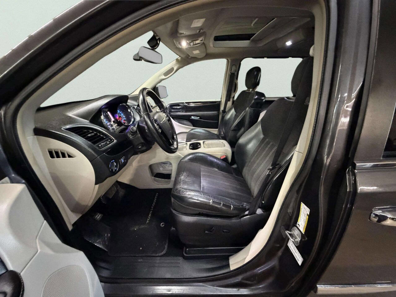 Used 2014 Chrysler Town & Country Touring-L image 16