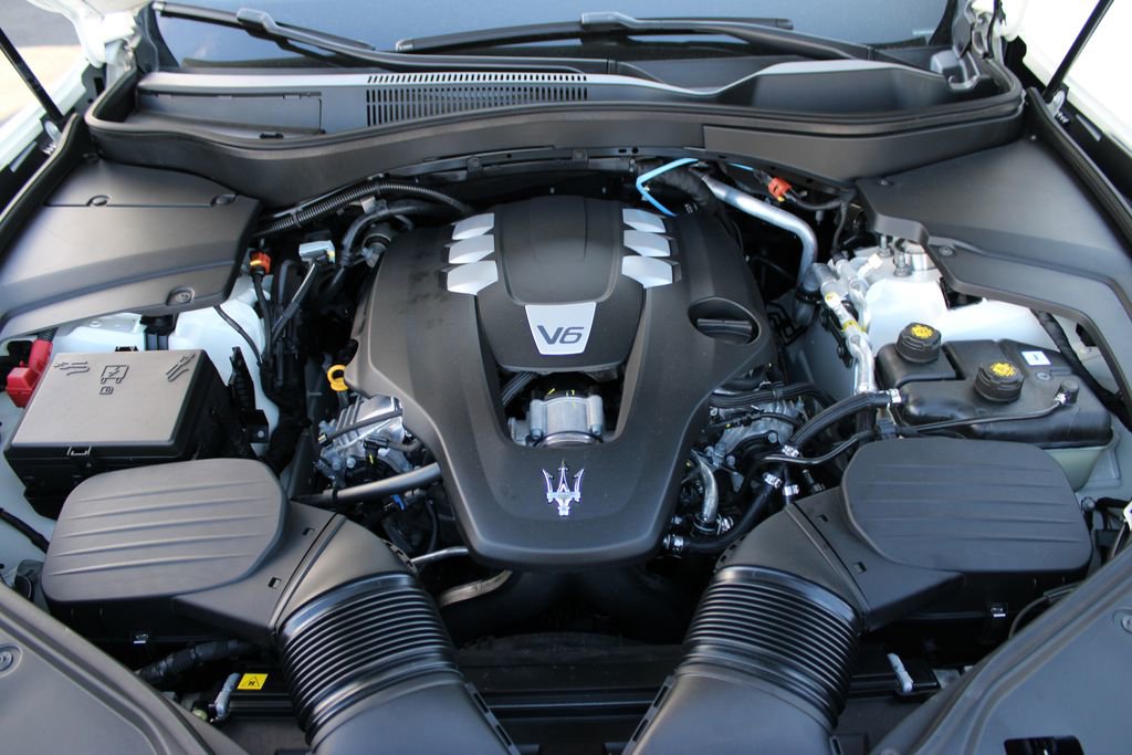Used 2024 Maserati Levante GT Ultima image 18