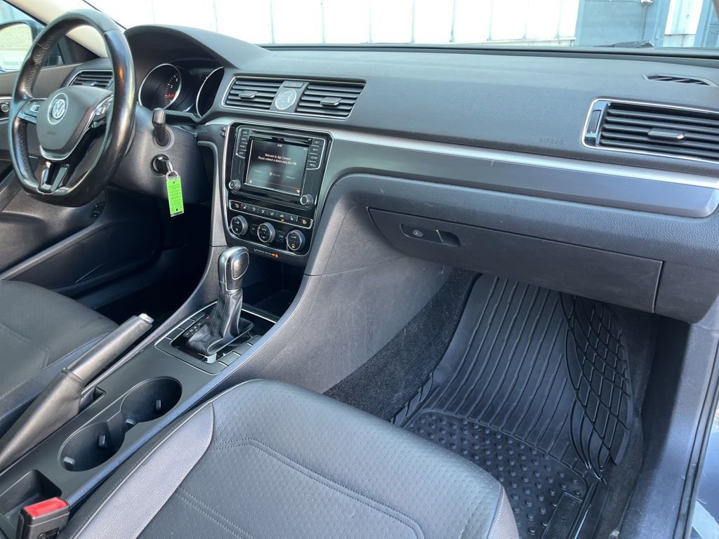 Used 2017 Volkswagen Passat 1.8T R-Line image 34